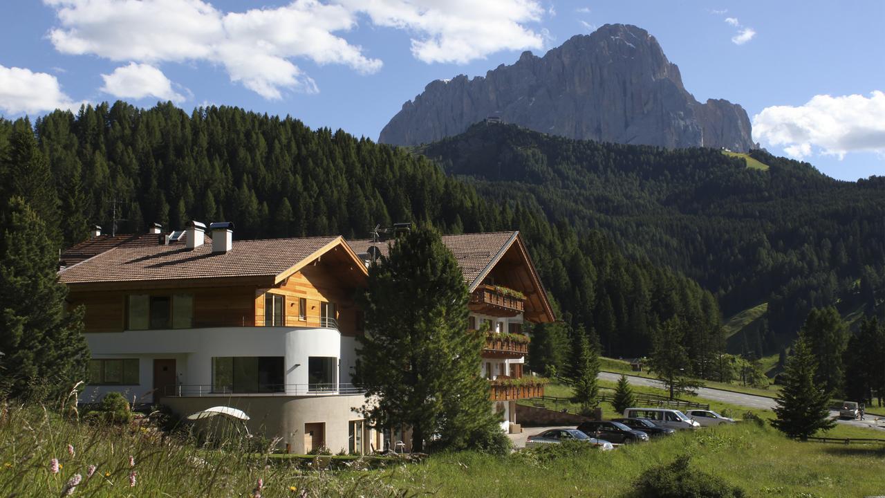 Garni Hotel Rosengarten B&B Wolkenstein in Gröden Exterior foto