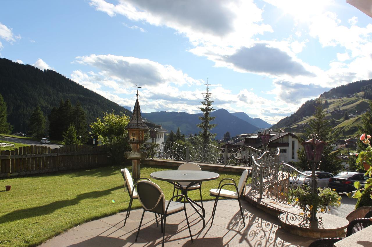 Garni Hotel Rosengarten B&B Wolkenstein in Gröden Exterior foto