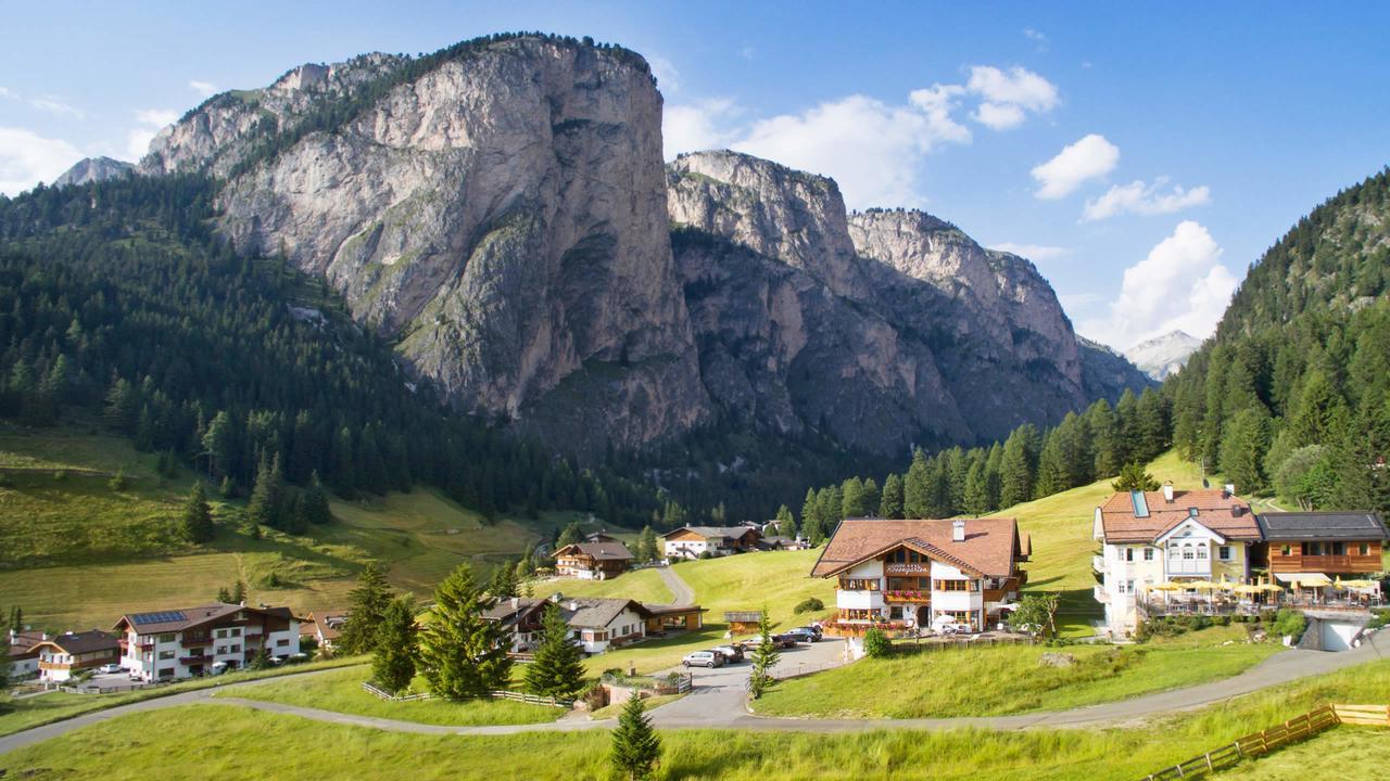 Garni Hotel Rosengarten B&B Wolkenstein in Gröden Exterior foto